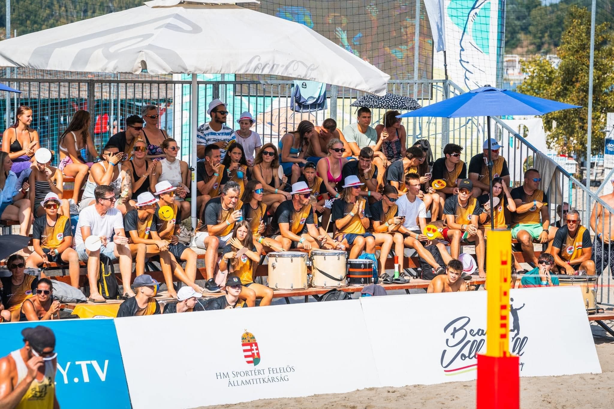 Nézők a lelátón egy strandröplabda mérkőzésen
